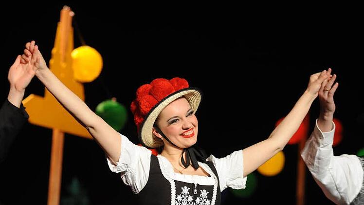 Nicht das Schwarzwaldmädel, sondern eins von vielen: Die Kostüme des Chors sorgten für folkloristische Farbenpracht.
