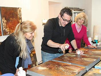 Letzte Vorbereitungen für die Vernissage: Andreas Schobert zeigt in den Räumen in der Oberen Stadt seine aktuellen Arbeiten. Mit im Bild die stellvertretende Vorsitzende des Kunstvereins, Cornelia Morsch (links), und Schatzmeisterin Heidemarie Henning. Fotos: Dagmar Besand