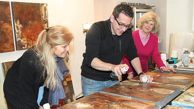 Letzte Vorbereitungen für die Vernissage: Andreas Schobert zeigt in den Räumen in der Oberen Stadt seine aktuellen Arbeiten. Mit im Bild die stellvertretende Vorsitzende des Kunstvereins, Cornelia Morsch (links), und Schatzmeisterin Heidemarie Henning. Fotos: Dagmar Besand