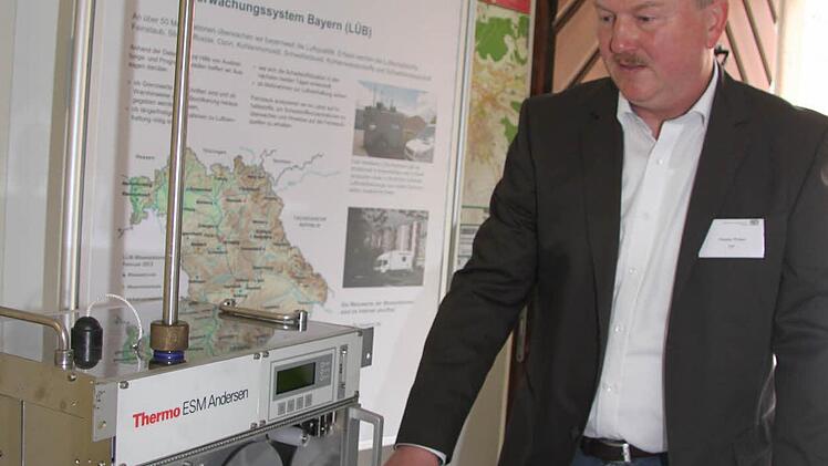 Thomas Weiner ist ein Mitarbeiter der ersten Stunde - er ist schon seit 25 Jahren beim Landesamt für Umwelt und ist dort zuständig für Luftreinhaltung. Mit moderner Computertechnik kann er Ozongehalt und den Stickstoffgehalt in der Luft messen.