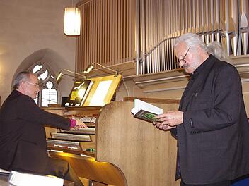 Dekanatskantor Marius Popp und Ingo Cesaro gestalteten das Kiwanis-Konzert.  Foto: Heike Schülein