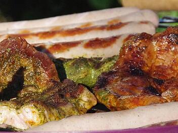 Grillen ist heutzutage auch in der kalten Jahreszeit für viele ganz normal. Und das aktuell schöne Spätsommerwetter verlockt umso mehr dazu. Foto: Dominic Meißner