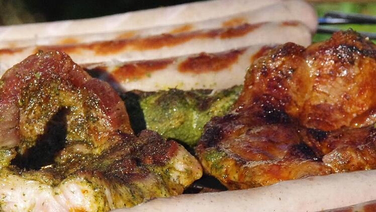 Grillen ist heutzutage auch in der kalten Jahreszeit für viele ganz normal. Und das aktuell schöne Spätsommerwetter verlockt umso mehr dazu. Foto: Dominic Meißner