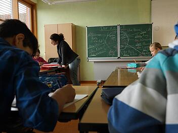 Stefanie Brendler überprüft, wie gut die Schüler die gestellten Aufgaben gelöst haben. Foto: Arkadius Guzy