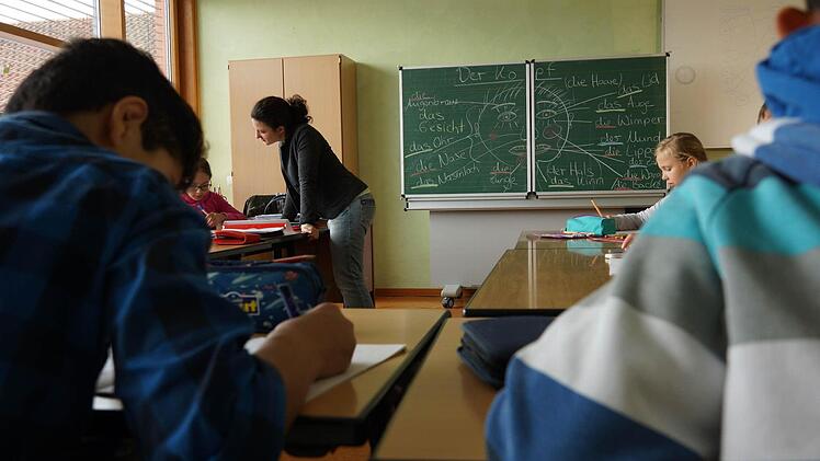 Stefanie Brendler überprüft, wie gut die Schüler die gestellten Aufgaben gelöst haben. Foto: Arkadius Guzy