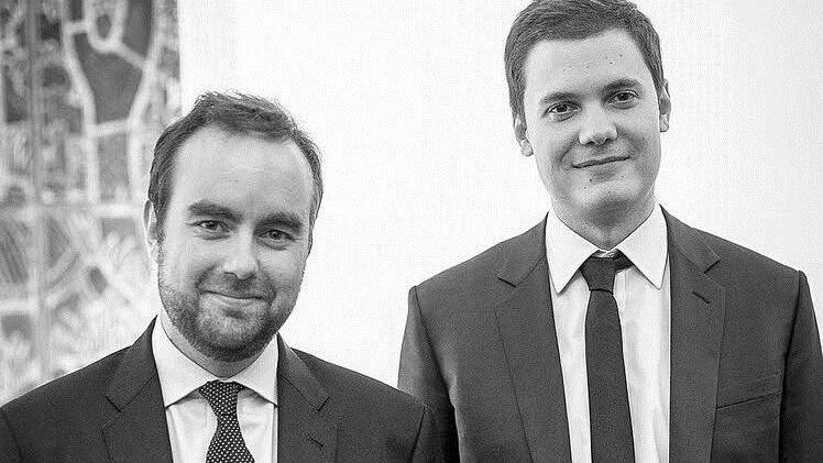 François Ouzilleau (rechts) ist als Nachfolger von Sébastien Lecornu (links) zum Bürgermeister von Bad Kissingens Partnerstadt Vernon gewählt worden.  Foto: Stadt Vernon