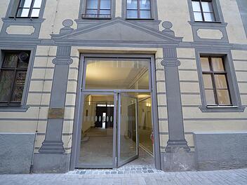Umstrittenes Ergebnis einer Sanierung: das neue Glasportal an der Fassade des ehemaligen Dominikanerbaus  Fotos: Ronald Rinklef