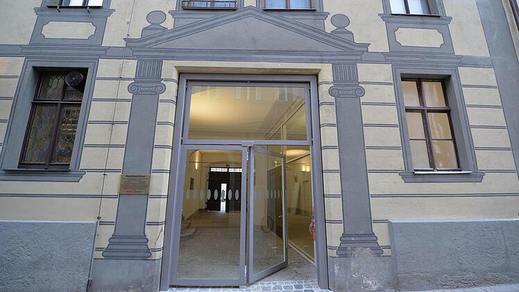 Umstrittenes Ergebnis einer Sanierung: das neue Glasportal an der Fassade des ehemaligen Dominikanerbaus  Fotos: Ronald Rinklef