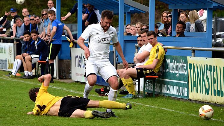 Der Lettenreuther Daniel Fischer wird am linken Fl&uuml;gel vom Lichtenfelser Andreas Osterl&auml;nger gestoppt. Foto: Dieter Radziej