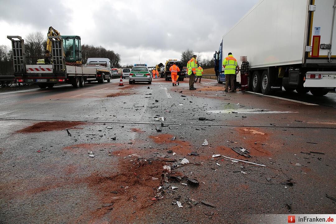 Autobahn nach Kollision von fünf Fahrzeugen komplett gesperrt - Mehrere Personen verletzt