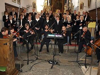 Im Musizieren vereint: das Zeiler Kammerorchester und der Gesangverein "Liederkranz" beim Zeiler Kirchenkonzert in der Michaelskirche.  Fotos: Wolfgang Ortloff