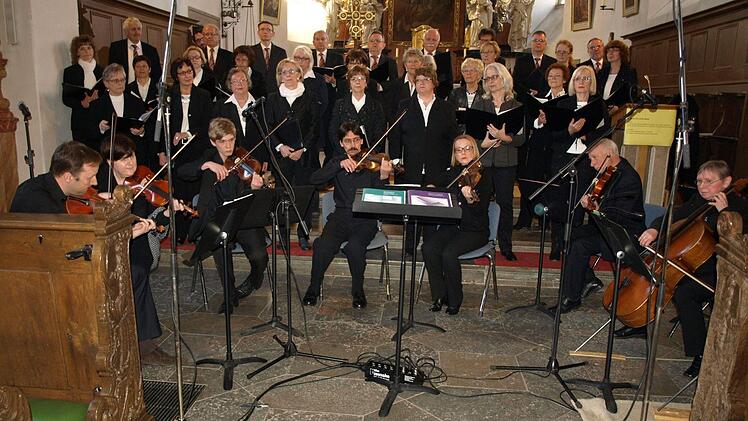 Im Musizieren vereint: das Zeiler Kammerorchester und der Gesangverein "Liederkranz" beim Zeiler Kirchenkonzert in der Michaelskirche.  Fotos: Wolfgang Ortloff