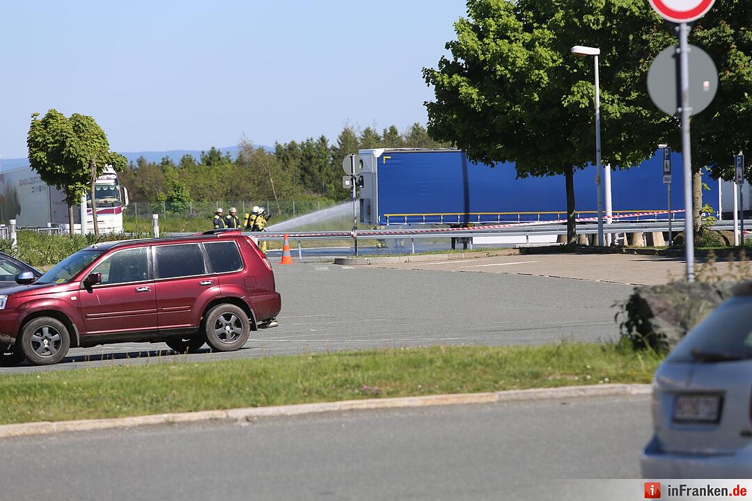 Explosionsgefahr im Kreis Hof: Aufgeheizter Gefahrguttransporter droht zu explodieren