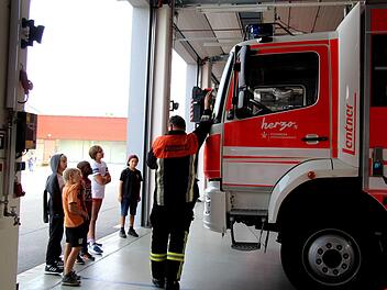 Kommandant Rainer Weber erklärt den Kindern, was die Feuerwehrzeuge leisten können. Fotos: Richard Sänger