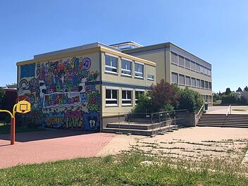 Der Container verschwindet, an gleicher Stelle entsteht ein etwas größerer Ersatzbau. Das bedeutet aber auch das Aus für das Graffiti, mit dem die Schüler vor zwei Jahren die Hauswand verziert haben.