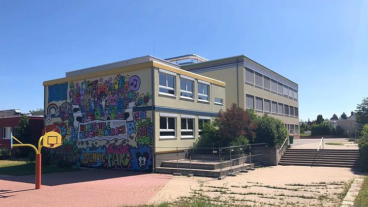 Der Container verschwindet, an gleicher Stelle entsteht ein etwas größerer Ersatzbau. Das bedeutet aber auch das Aus für das Graffiti, mit dem die Schüler vor zwei Jahren die Hauswand verziert haben.