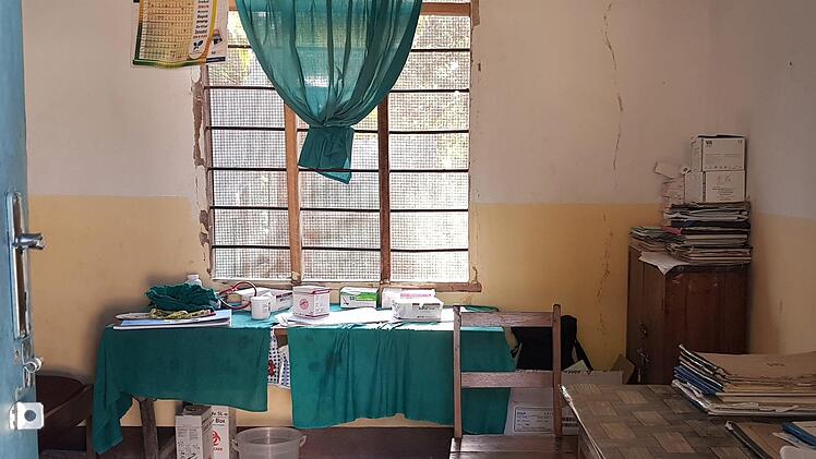 Im Krankenhaus freute sich der Arzt, dem es quasi an allem fehlt, &uuml;ber die gro&szlig;e Menge an Verbandsamaterial, das die deutschen Helfer mitgebracht haben.Uwe Tobaben