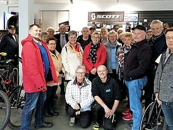 Weisendorfer Senioren besuchten Radsport Weiß. Foto: Sänger