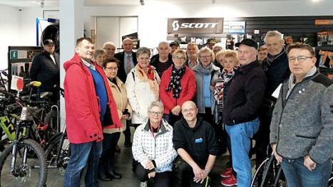 Weisendorfer Senioren besuchten Radsport Weiß. Foto: Sänger