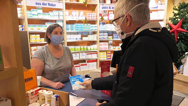 In der Adam-Riese-Apotheke Bad Staffelstein erh&auml;lt dieser anspruchsberechtigte Kunde gegen Vorlage des Ausweises drei kostenlose FFP2-Masken. Fotos: Bettina Dirauf