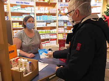 In der Adam-Riese-Apotheke Bad Staffelstein erhält dieser anspruchsberechtigte Kunde gegen Vorlage des Ausweises drei kostenlose FFP2-Masken. Fotos: Bettina Dirauf