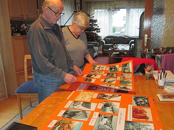 Erich und Renate Graser bei der Durchsicht ihrer Archiv-Fototafeln, die zu gegebenem Anlass präsentiert werden. Foto: Winfried Ehling