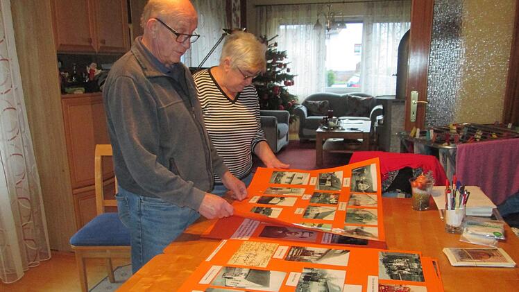Erich und Renate Graser bei der Durchsicht ihrer Archiv-Fototafeln, die zu gegebenem Anlass präsentiert werden. Foto: Winfried Ehling