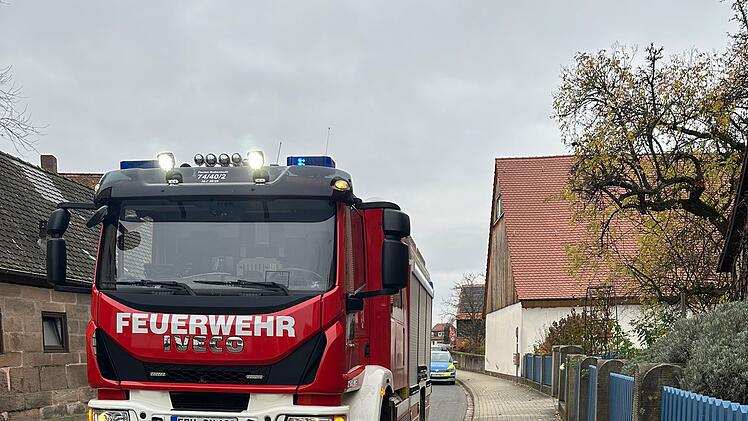 Bubenreuth: Feuerwehr muss Wohnungstür aufstemmen - Frau verletzt