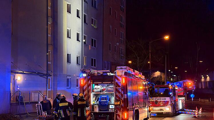 Feuer in Mehrfamilienhaus in N&uuml;rnberg: 30 Bewohner in Sicherheit gebracht