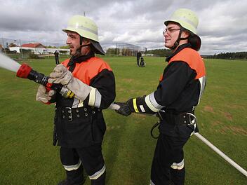 Vorne löschen, hinten Abschlag üben - das war die Übung auf dem Golfplatz in Burgstall. Fotos: Michael Busch