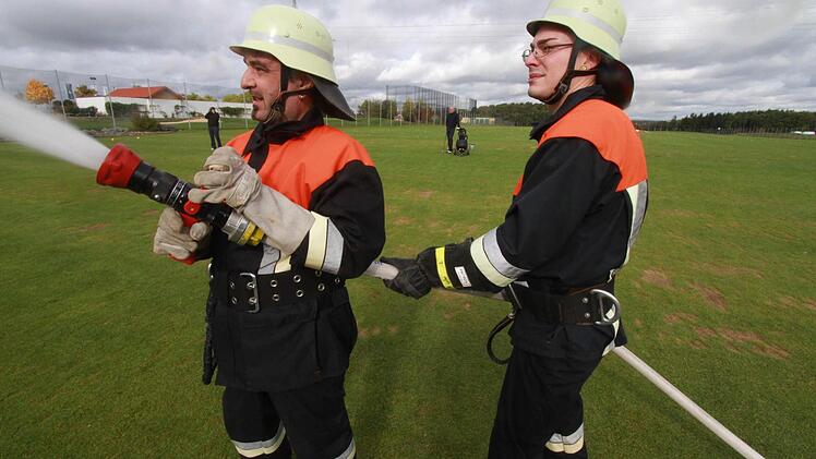 Vorne löschen, hinten Abschlag üben - das war die Übung auf dem Golfplatz in Burgstall. Fotos: Michael Busch