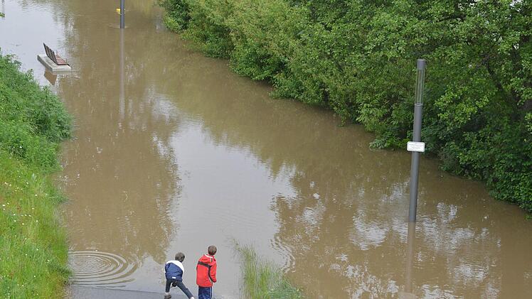 Auch in der Stadt Bamberg konnten Spaziergänger nasse Füße bekommen, wie der Blick von der Europabrücke zeigt.