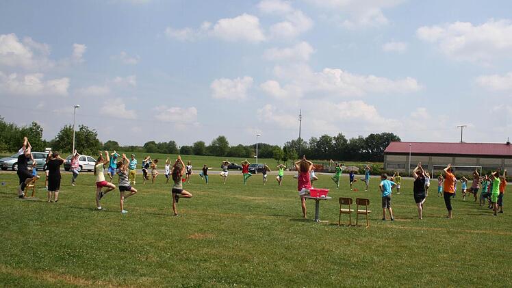 Yoga für alle gab es zu Beginn des Spielenachmittags.