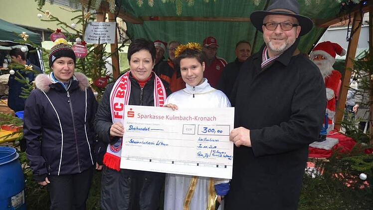 Die Bayern- Fans sind für ihr soziales Engagement bekannt, freute sich Bürgermeister Herrmann. Bei der Spendenübergabe (von links): Andrea Kalb, Petra Jörg, Julia Kalb (alle Bayern-Fans) und Bürgermeister Egon Herrmann (Vorsitzender der Schwimmbadfreunde) Foto: Hofmann