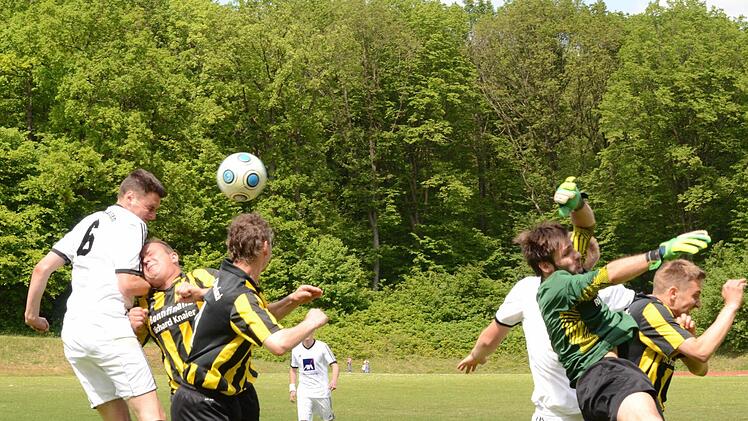 Alles versucht: Es war schon fast Einbahnstraßenfußball, den der FC Rottershausen (weiße Trikots) bot im Spiel gegen die DJK Unter-/Oberebersbach. Doch am Ende jubelte der Gast aus der Rhön, der nach dem 1:0-Erfolg den Klassenerhalt in der Tasche hat. Noch ist der Titel für die Spirken aber möglich - mit einem Sieg am Pfingstmontag über Tabellenführer Unterweißenbrunn. Foto: Jürgen Schmitt