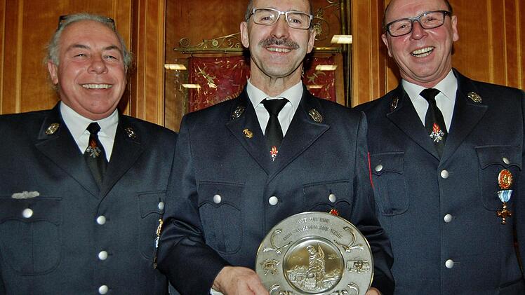 Gleich doppelt für 40 Jahre im aktiven Dienst der Feuerwehr sowie Mitgliedschaft im Verein wurden (von links) Günter Götz, Klaus Kiesel und Roland Bühner geehrt.  Foto: Sigismund von Dobschütz
