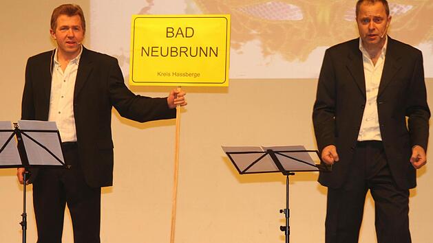 Aus dem Neubrunner Fasching nicht wegzudenken, Wolfgang Schorr (links) und Hans-J&uuml;rgen Derra mit ihrem Bericht zu "Bad Neubrunn" Foto: G&uuml;nther Geiling