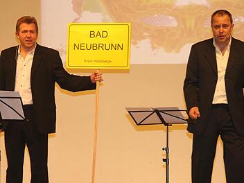 Aus dem Neubrunner Fasching nicht wegzudenken, Wolfgang Schorr (links) und Hans-Jürgen Derra mit ihrem Bericht zu "Bad Neubrunn" Foto: Günther Geiling