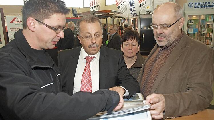 Auch die Politik nimmt Anteil, wie hier stellvertretender Landrat Emnil Mülle (2. von links) und Bürgermeister Franz Kuhn (rechts).