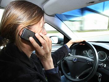 Ab November gibt es höhere Strafen für Verkehrssünder. Auch, wenn man mit dem Handy am Steuer erwischt wird zahlt man mehr. Symbolfoto: Karl-Josef Hildenbrand dpa/lby