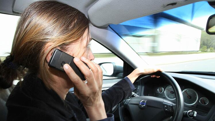 Ab November gibt es höhere Strafen für Verkehrssünder. Auch, wenn man mit dem Handy am Steuer erwischt wird zahlt man mehr. Symbolfoto: Karl-Josef Hildenbrand dpa/lby