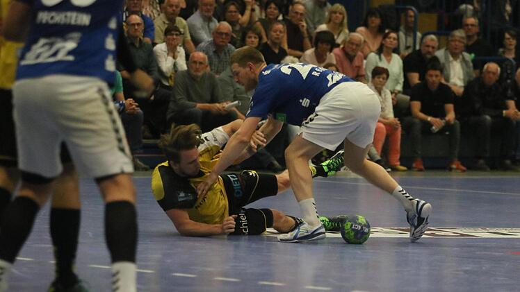 In Aue wurde kräftig hingelangt. In dieser Szene musste Tobias Varvne die Entschlossenheit seines Gegenspielers schmerzhaft erfahren.  Foto: Iris Bilek