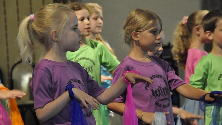 Mit der Mischung Tanz und Gesang begeisterte der Kinderchor auf Anhieb.  Foto: Peter Klopf