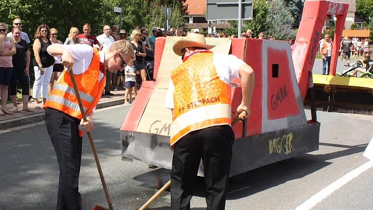 Beim Umzug nimmt die Jugend gern aufs Korn, was das Jahr über passiert ist.   Fotos: Steppacher Kärwasburschen e.V.