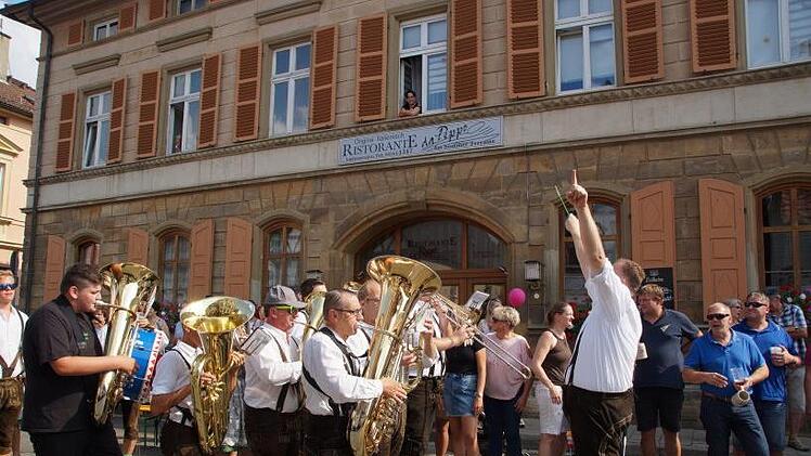Mit flotter Musik beleben die Pünzentaler den Zug.
