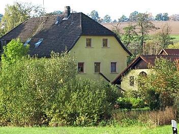 Die Erlenm&uuml;hle in stiller Natur (linkes Bild). Rechts im Bild die geehrten Gartenfreunde mit (von rechts) Vorsitzendem Klaus-Peter Kugler, Martha und Alwin Heinz, Irene Daig, B&uuml;rgermeisterin Doris Leithner-Bisani und Zweitem Vorsitzenden Klaus G&ouml;tz Fotos: Tobias Braunersreuther