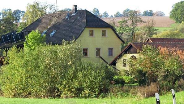 Die Erlenm&uuml;hle in stiller Natur (linkes Bild). Rechts im Bild die geehrten Gartenfreunde mit (von rechts) Vorsitzendem Klaus-Peter Kugler, Martha und Alwin Heinz, Irene Daig, B&uuml;rgermeisterin Doris Leithner-Bisani und Zweitem Vorsitzenden Klaus G&ouml;tz Fotos: Tobias Braunersreuther