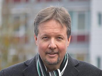 Kandidiert für das Amt des Landrats: Thomas Menz, Stadtrat und Kreisrat der SPD, im Bild vor dem Eli-Krankenhaus in Bad Kissingen.  Foto: Isolde Krapf