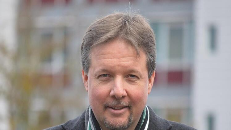 Kandidiert für das Amt des Landrats: Thomas Menz, Stadtrat und Kreisrat der SPD, im Bild vor dem Eli-Krankenhaus in Bad Kissingen.  Foto: Isolde Krapf