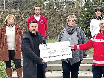 Martin Finzel, B&uuml;rgermeister und Vereinsvorsitzender, &uuml;bergibt die Spende an Matthias Reg von der Wasserwacht.